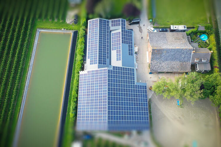 Topaanzicht van dak Maatschap A.M.A. Kouters met geïnstalleerde zonnepanelen door MijnZonneveld BV - Duurzame energieoplossingen